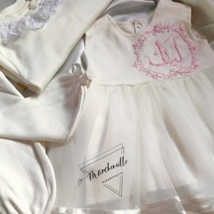 A set of 4 pieces with the child’s name embroidered