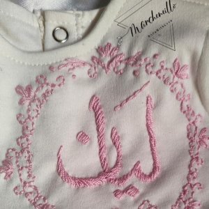 A set of 4 pieces with the child’s name embroidered