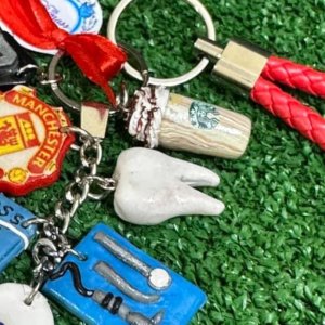 Keychain made from thermal clay for the dentist